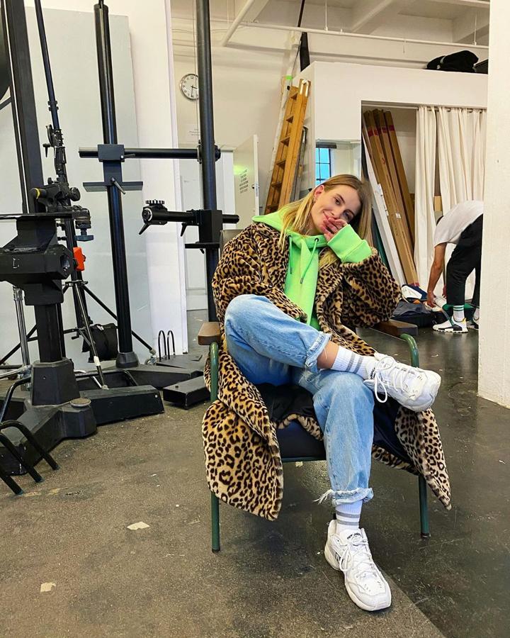 Otra vez con su abrigo de leopardo y de nuevo con sudadera con capucha. En esta caso verde flúor, bien llamativo.