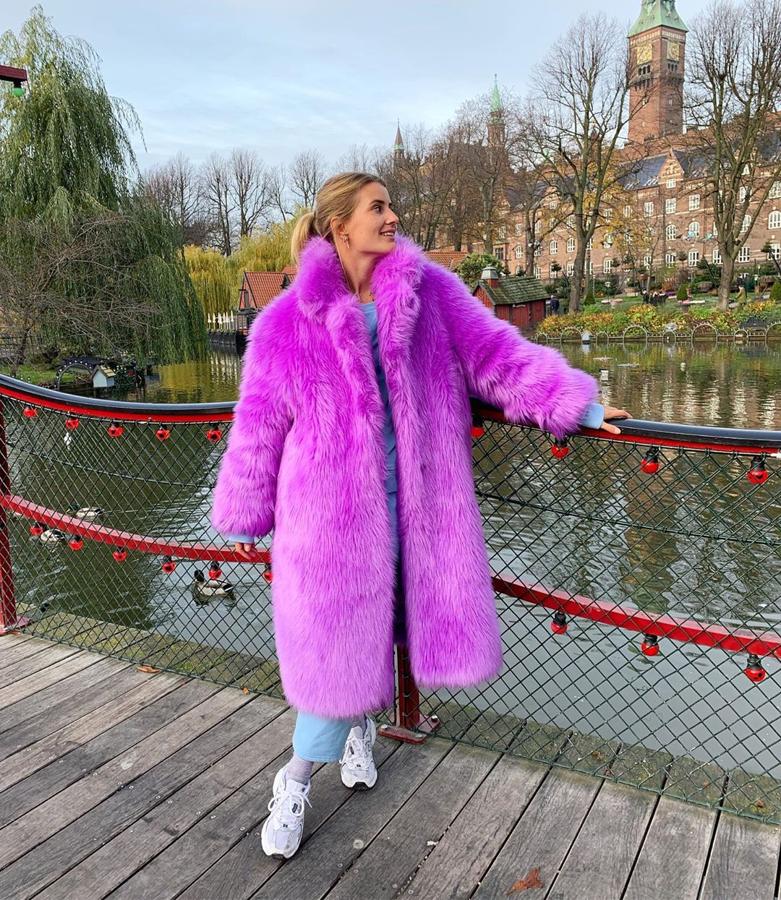 Lo más de lo más. Es tan fan del color que hasta se atreve con una brigo de peluche en un tono rosa fucsia -o morado, según se mire- muy llamativo. Hay que reconocer que le queda bien.