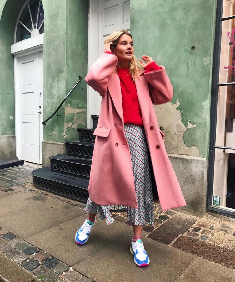 No solo mezcla el rosa y el rojo, también incluye en la ecuación los cuadros, como con esta falda plisada que, además lleva con zapatillas de deporte. Toda una lección de estilo.