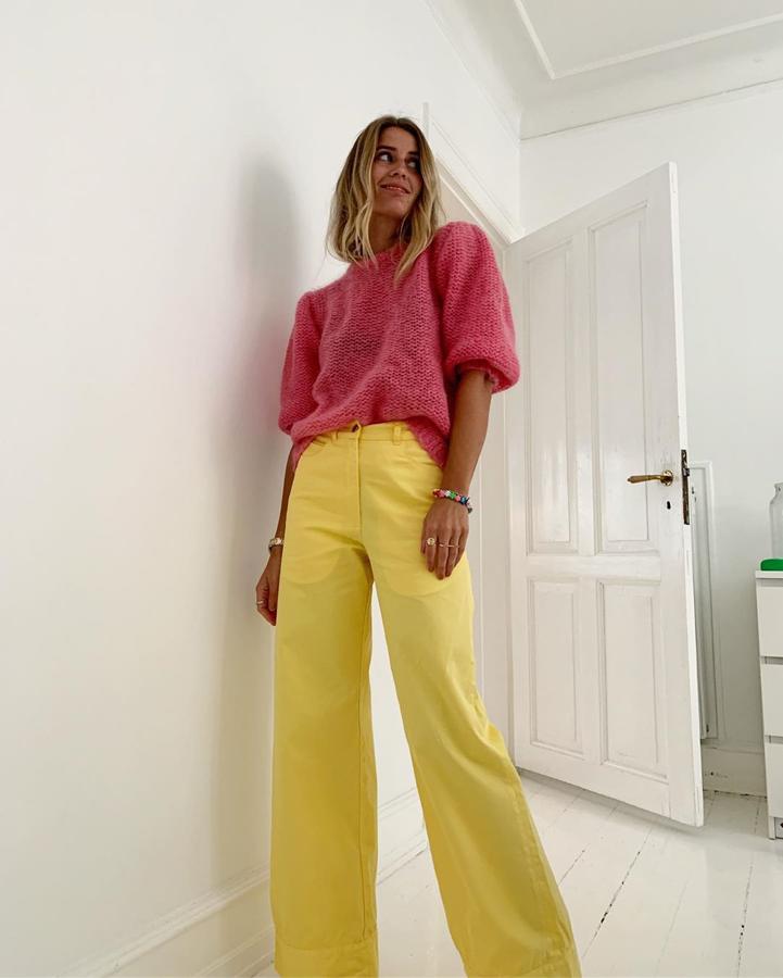 Siempre que se pone unos pantalones de color fuerte lo hace combinándolos con otro tono que no tiene nada que ver. Esta vez lo ha hecho con un rosa fresa que contrasta a la perfección.