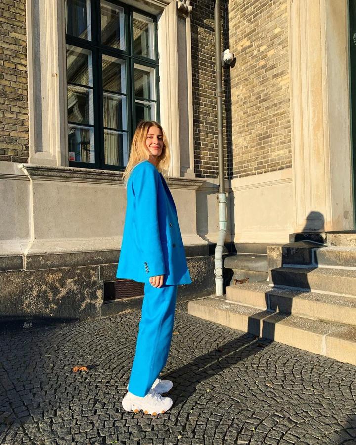 Si hay que llevar traje, no iba a ser en color camel, por supuesto. Ella apuesta por una versión del dos piezas en una azul intenso que no nos puede gustar más.