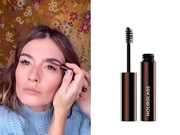 Madame de Rosa comienza aplicando el gel fijador y transparente para cejas de Hourglass.