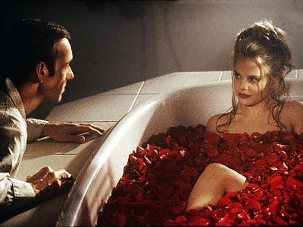 La mítica escena de Mena Suvari en la bañera rodeada de pétalos de rosa en 'American Beauty'.