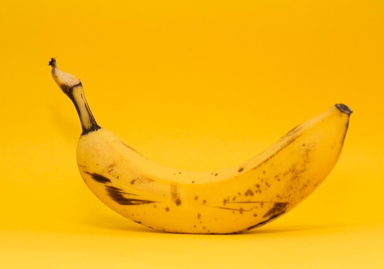 Al igual que la batata, el plátano es también tiene magnesio, lo que contribuye al equlibrio hormonal.