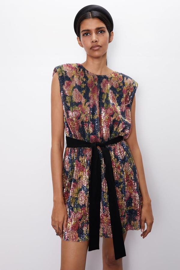 Mini vestido de flores de lentejuelas con cinturón de terciopelo de Zara. Rebajado de 39,95 euros a 25,99 euros.