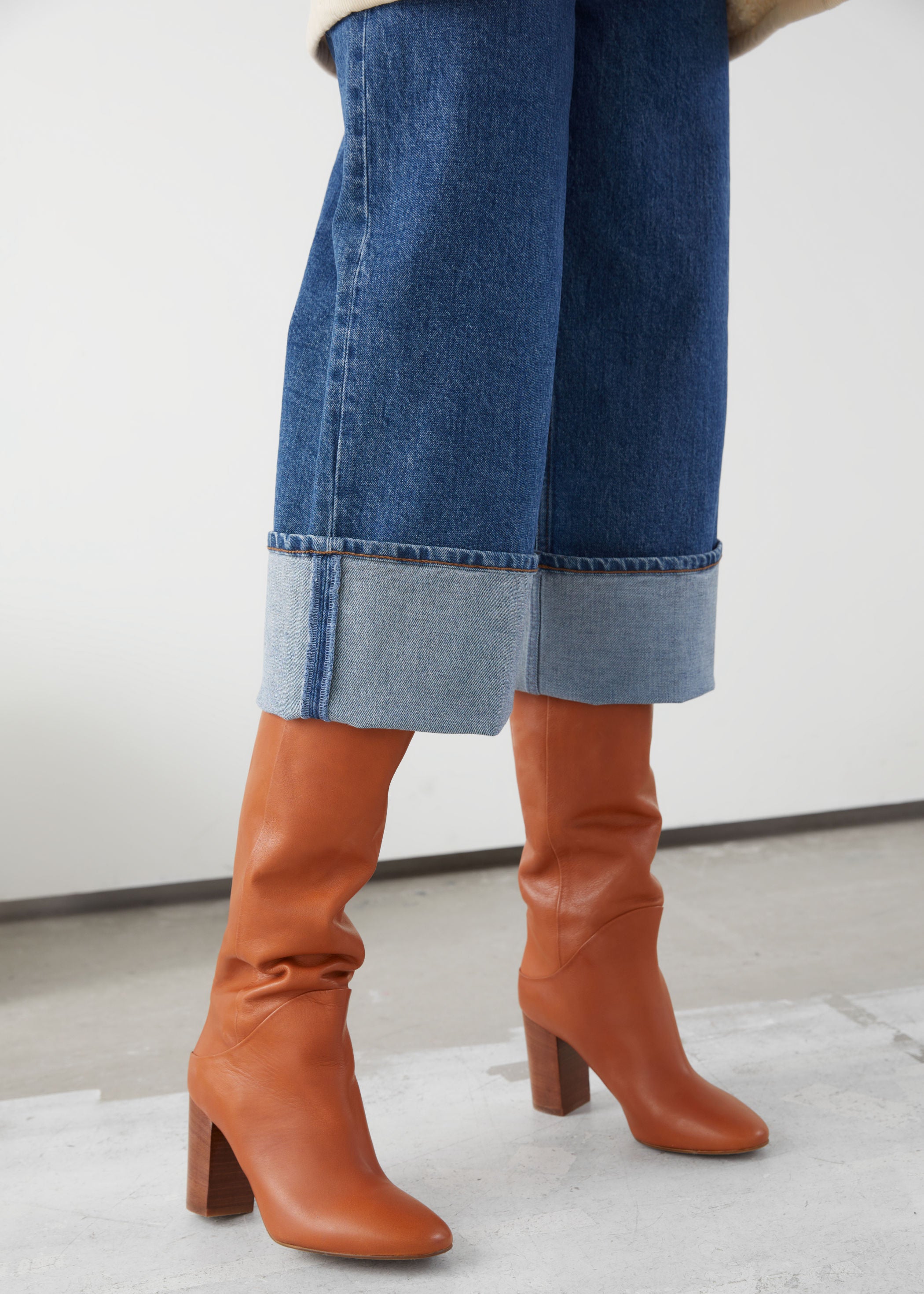 Estas botas de caña alta en color cuero de &Other Stories pasan de 299 a 150 euros en las rebajas.