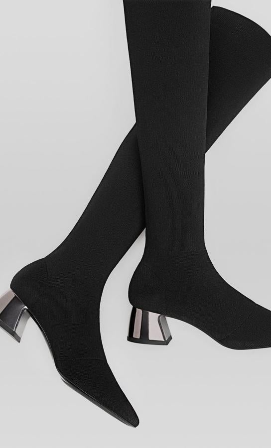 Estas botas calcetín 'over the knees' pasan de 49.95 a 29.99 euros en las rebajas de Stradivarius.