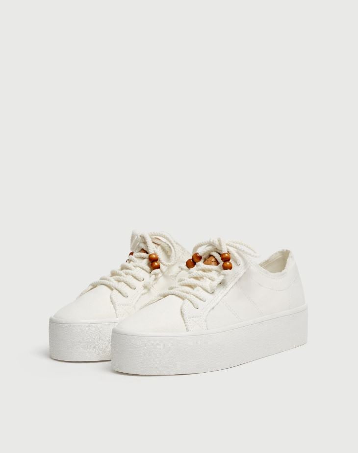 Estas zapatillas blancas con plataforma pasan de 25.99 a 9.99 euros en  las rebajas de Pull&Bear .