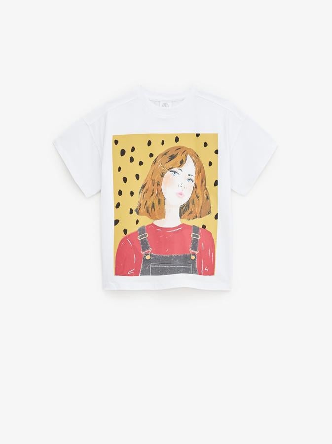 Camiseta blanca de manga corta con dibujo. Costaba 7,95 euros y está rebajada a 4,99 euros.