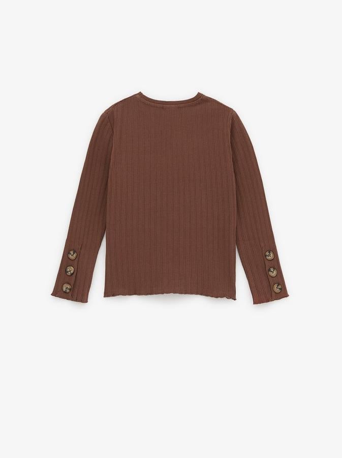 Camiseta básica marrón de manga larga y canalé con botones en las mangas. Costaba 7,95 euros y está rebajada a 4,99 euros.