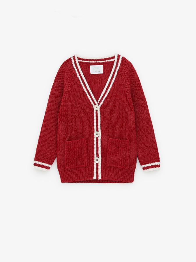 Chaqueta de punto estilo college en color rojo y cierre de botones. Costaba 19,95 euros y está rebajada a 12,99 euros.