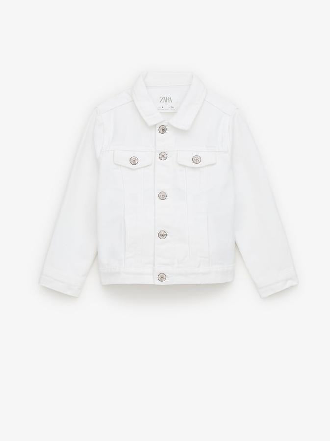 Cazadora vaquera en color blanco. Costaba 22,95 euros y está rebajada a 15,99 euros.