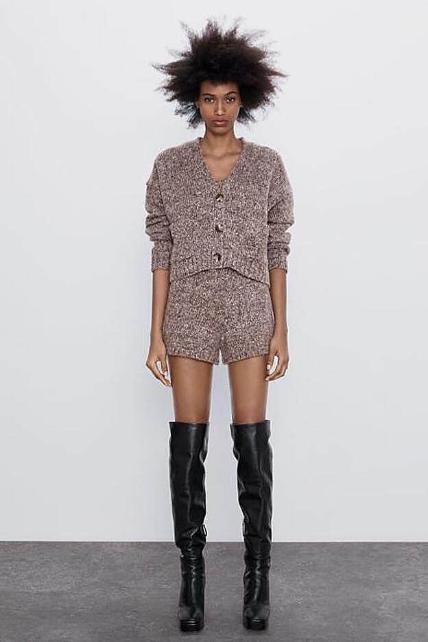Conjunto de top, cárdigan y shorts de tiro alto confeccionados en punto de Zara.