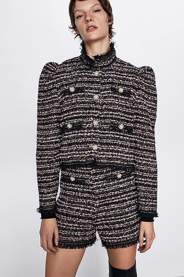 Impresionante conjunto de chaqueta y short de tweed, adornado con perlas.