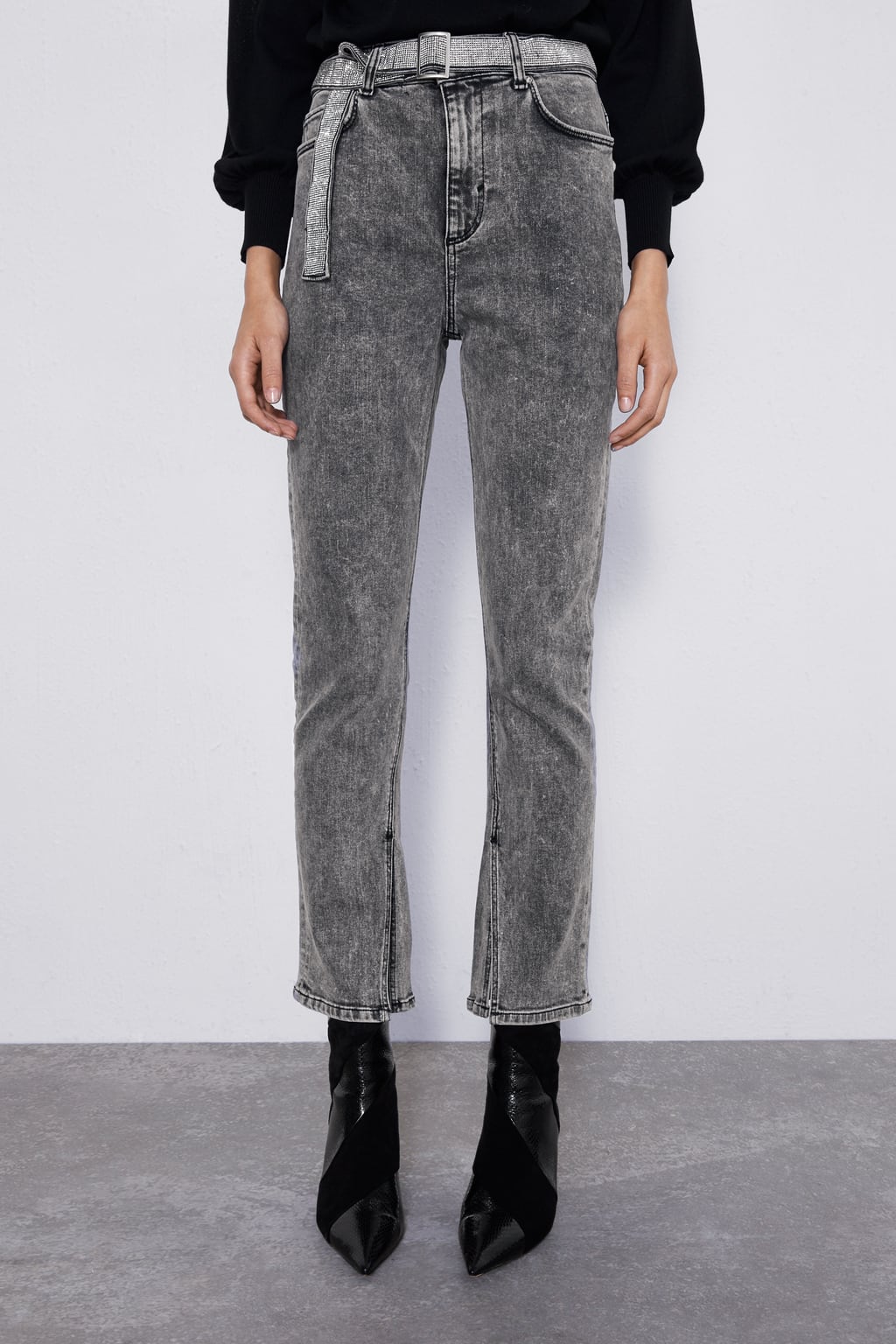 Jeans Z1975 high rise efecto lavado con cinturón joya. De 29,95 euros a 19,99 euros.