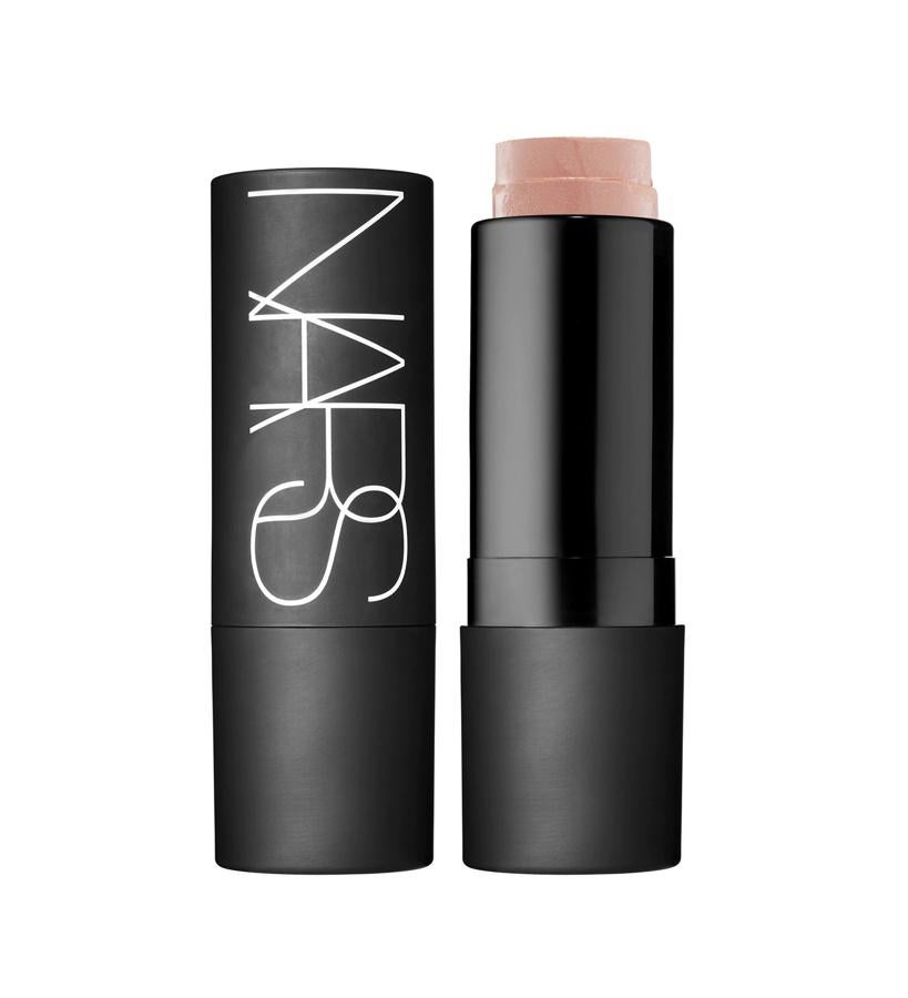 Una cremosa crema con acabado empolvado traslúcido natural a prueba de errores, muy fácil y rápido de aplicar. El stick es ideal para iluminar, esculpir y dar calidez a ojos, mejillas, labios y, según el tono que elijas, incluso en zonas del cuerpo. (42 €).