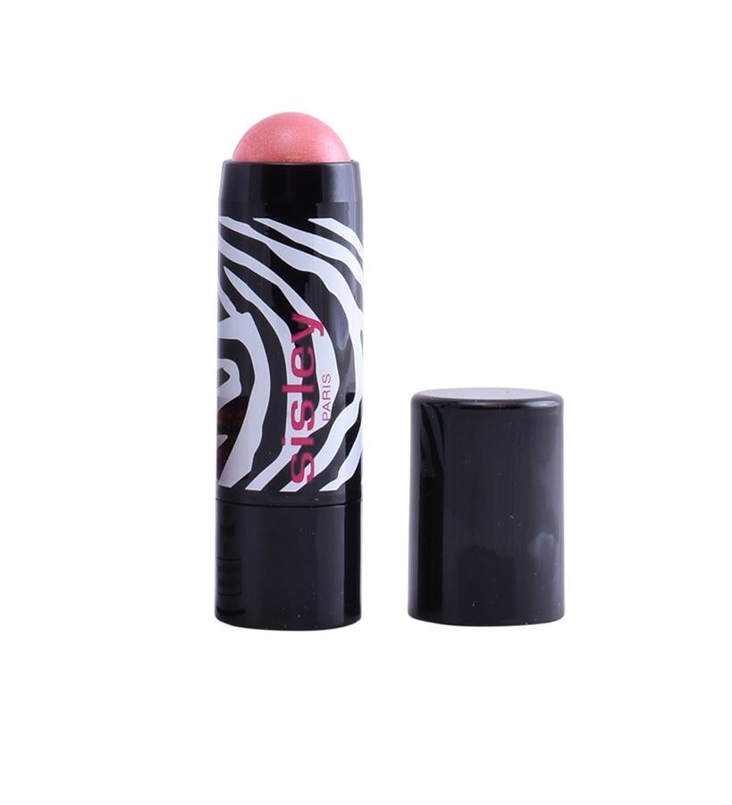 La textura de este colorete combina la jugosidad de un blush en crema y la suavidad de un colorete en polvo. Su fundente es perfecta para las pieles grasas y realiza el trabajo de una barra labial a la perfección. (53 €).