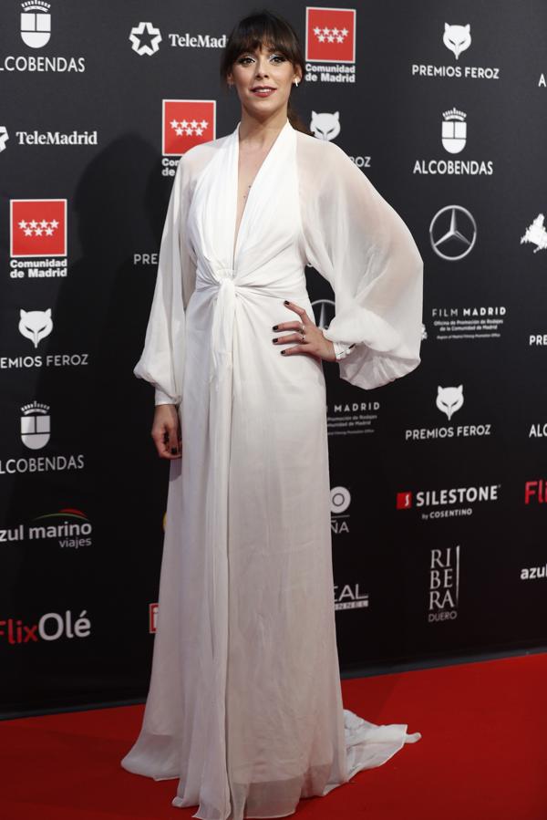 También Belén Cuesta se ha sumado al estilo nupcial en los Premios Feroz con este vestido blanco de inspiración años '70 con pronunciado escote y mangas con volumen.