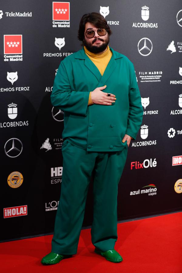 Brais Efe ha sido uno de los invitados con el look más original, llamativo y colorido de la alfombra roja de los Premios Feroz.