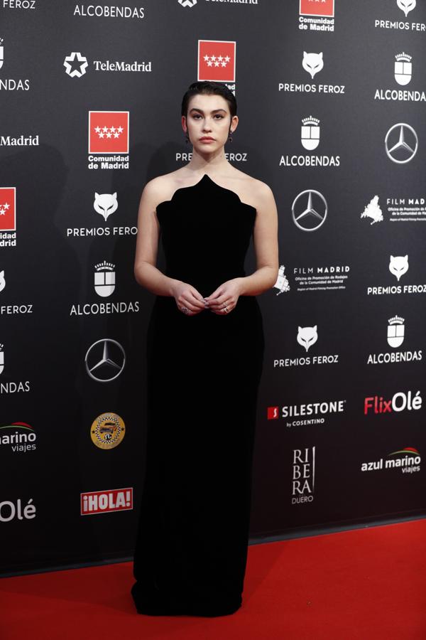 Greta Fernández ha demostrado en los Premios Feroz que un vestido negro minimalista (con un original escote) es una apuesta segura para ser una de las mejor vestidas de la alfombra roja. El suyo lo firma Oscar de la Renta.