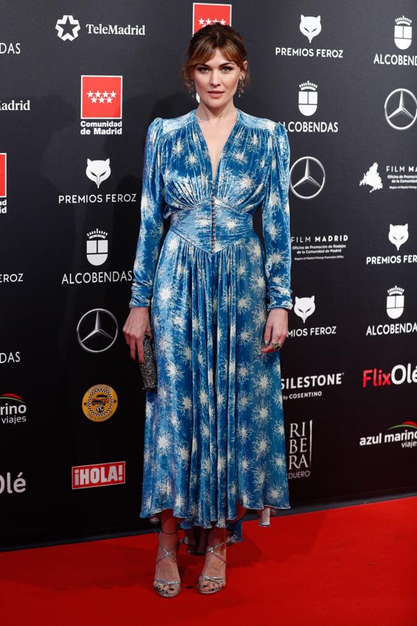 Marta Nieto acierta de lleno en la alfombra roja de los Feroz con este vestido de terciopelo azul con estampado de estrellas firmado por Paco Rabanne.