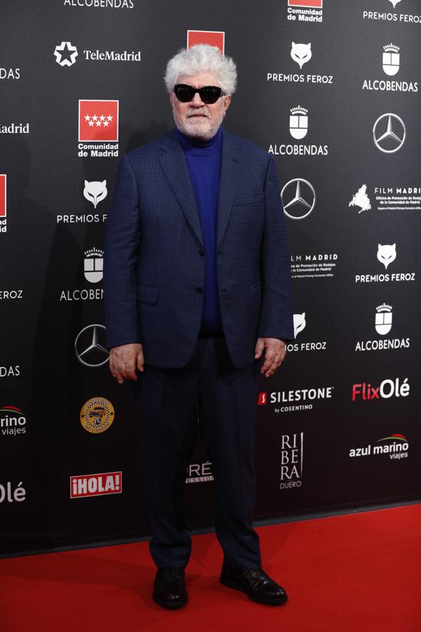 Pedro Almodóvar, con sus inseparables gafas de sol y un traje azul cobalto con jersey de cuello vuelto, en los Premios Feroz 2020.