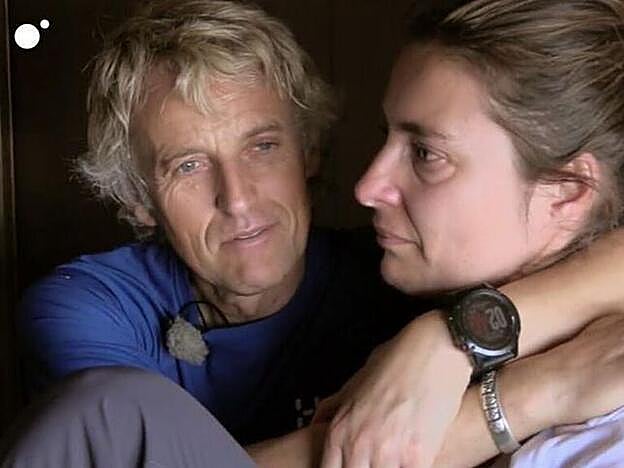 Jesús Calleja abraza a una Sandra Barneda muy emocionada al recordar a Nagore Robles.