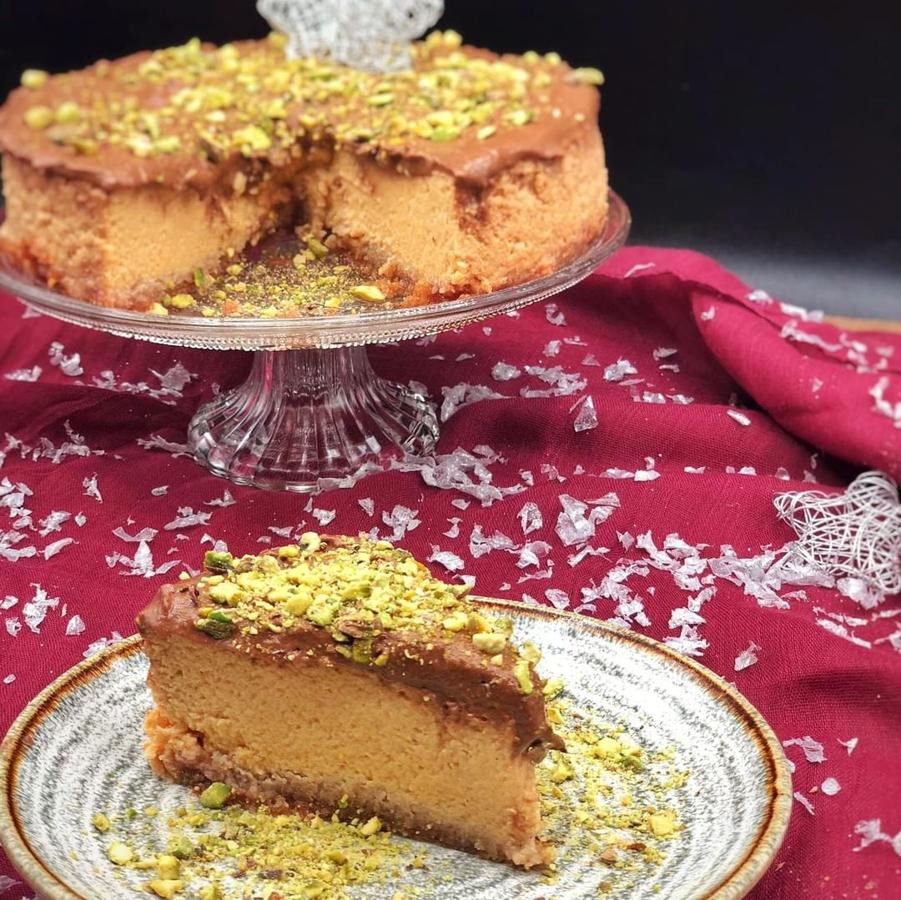 Ingredientes para la base:-120 gr de pistachos-50 gr dátiles-2 cdas aceite coco-1 cda canelaIngredientes para el relleno:-350 gr de calabaza-300 gr queso fresco batido-100 gr dátiles-1 cda canela-4 huevosIngredientes para la cobertura:-150 gr calabaza asada-30 ml leche-30 gr mantequilla de anacardos-1 cda canela-1 cda cacao en polvo-40 gr dátilesPreparación:- Para la base, tritura primero los pistachos y luego añade el resto de ingredientes y tritura también. Cubre fondo del molde presionando con los dedos.- Para el relleno, hidrata en agua (o en tu infusión favorita) los dátiles durante 10 minutos.- Asa la calabaza en la bandeja del horno durante 1h aproximadamente.- Tritura todos los ingredientes, vierte sobre la base y hornea a 180° durante 25 minutos. Deja dentro del horno durante 1h y 15’.- Para la cobertura, hidrata los dátiles. Tritura todos los ingredientes hasta obtener una crema homogénea.- Cuando el cheesecake se haya atemperado reparte la crema por encima y añade unos pistachos triturados para decorar.