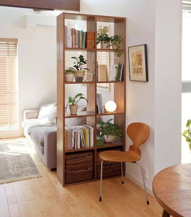 Utiliza las estanterias para delimitar zonas y crear diferentes ambientes. De esta manera, se aligeran los espacios y se consigue almacenamiento extra.