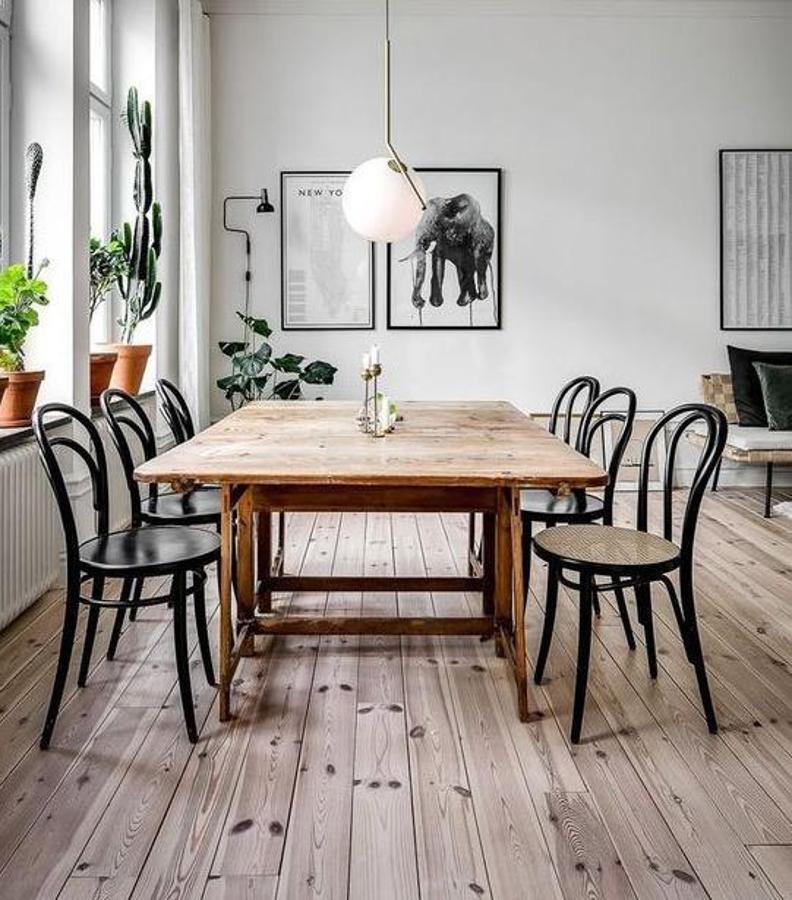 Apuesta por muebles extensibles que puedas tener plegados y solo amplíes cuando sea estrictamente necesarios.