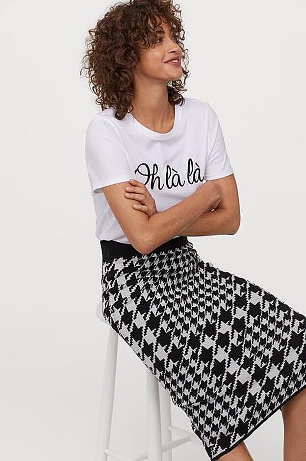 La falda combina con todo, en blanco o en negro.