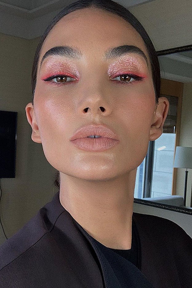 La modelo Lily Aldridge lleva una versión brillante del maquillaje rosa fantástica para la noche.