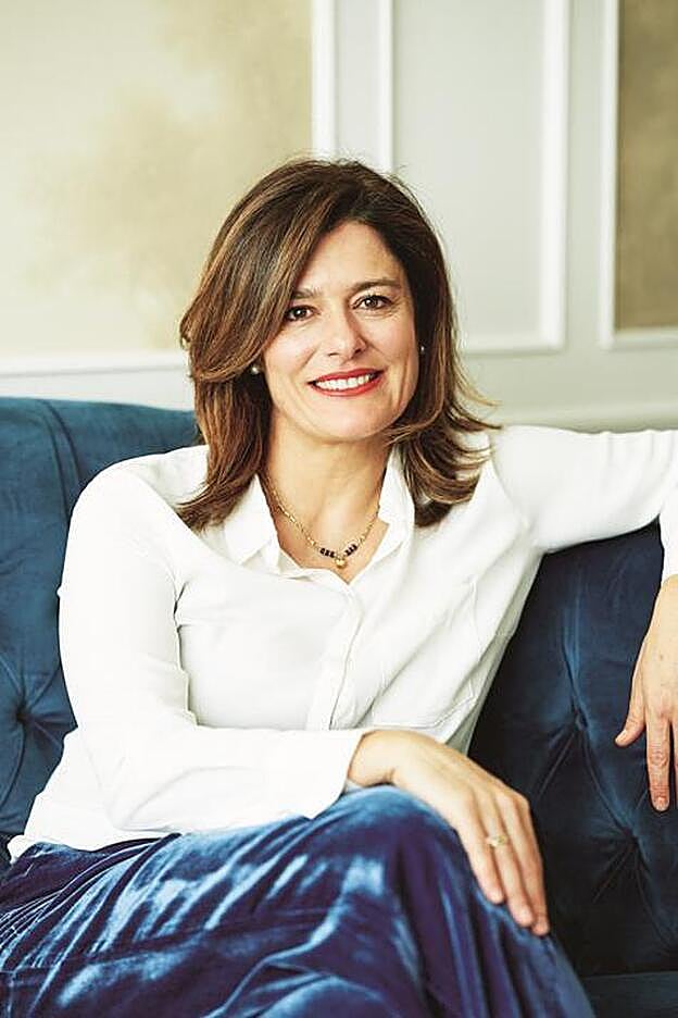 Camisa de Violeta by Mango y pantalón de LK Bennett.