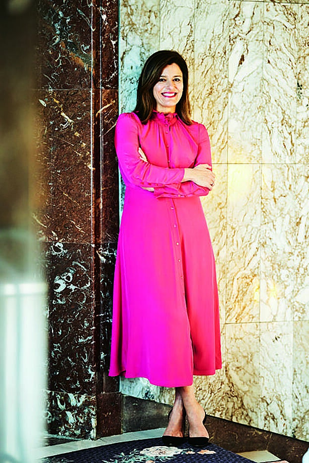 Vestido & Other Stories y zapatos de Sergio Rossi.