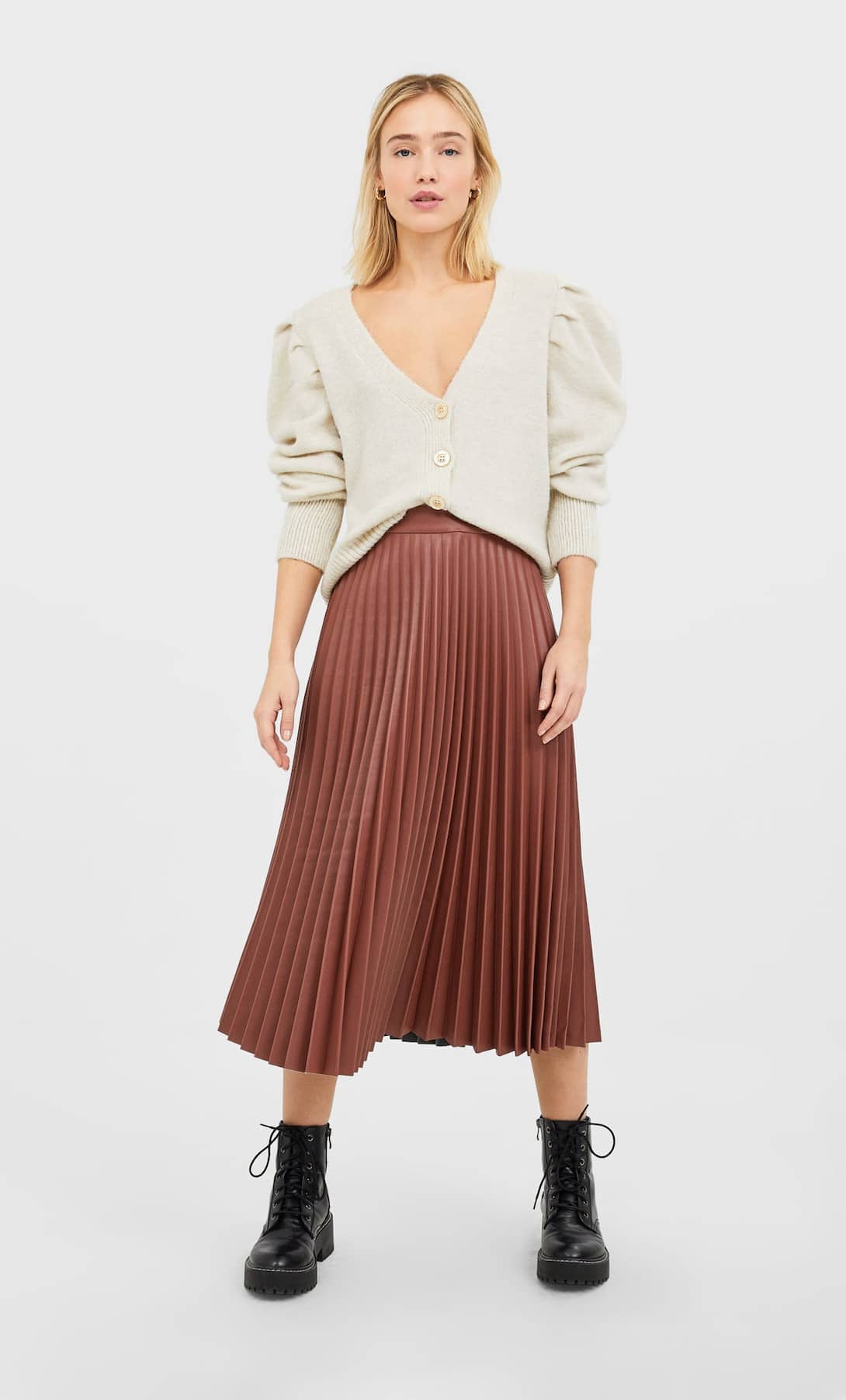 La nueva colección de Stradivarius ha caído rendida a los tonos rosas empolvados como esta falda plisada. (25,99 euros).