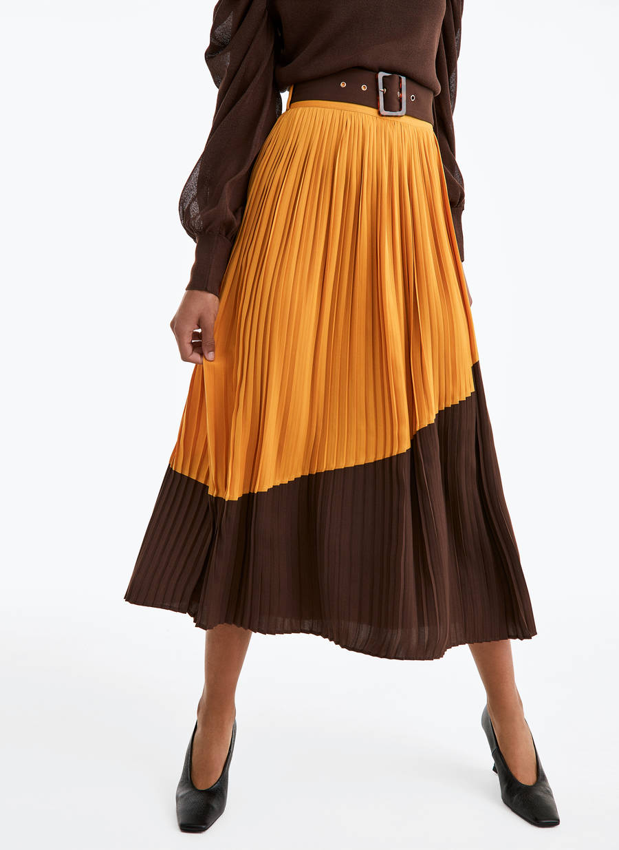 Uterqüe también se suma a esta tendencia tan favorecedora con una falda plisada bicolor. 100% estilo para dar color a tu armario. (79 euros).