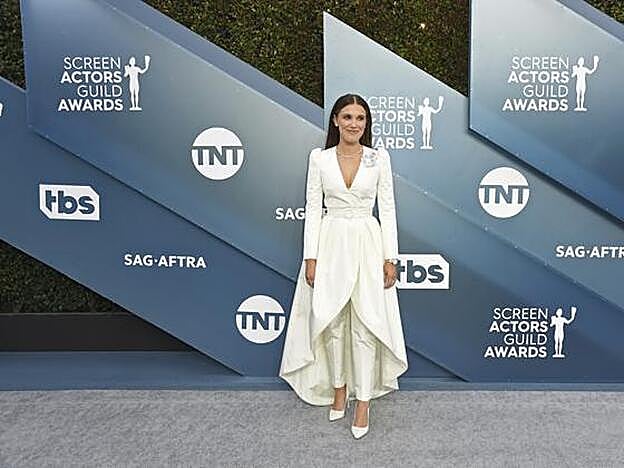 Millie Bobby Brown ha sido una de las actrices mejor vestidas de la alfombra roja de los Premios SAG con un dos piezas blanco de Louis Vuitton.
