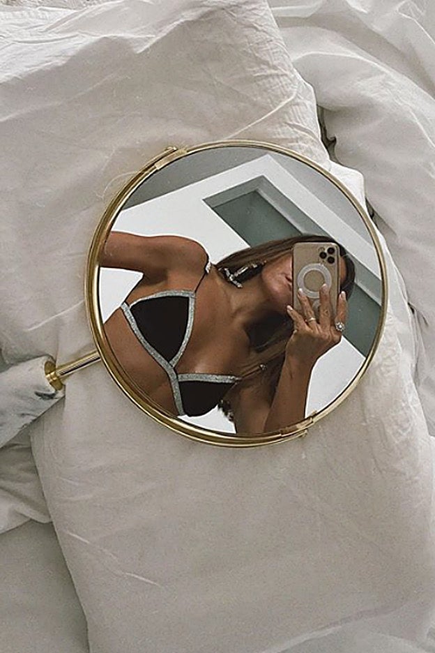 Aplausos para el esfuerzo artístico con la foto de Paula Ordovás: el bikini es top y el posado en espejo, muy original.