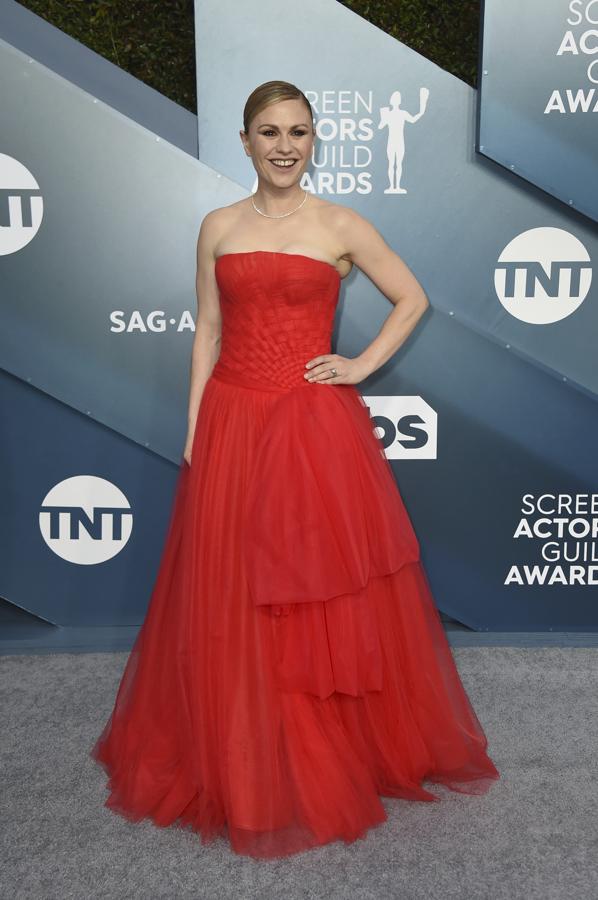 Tul rojo, silueta princesa y escote palabra de honor, la apuesta más conservadora de la noche la llevó Anna Paquin con este vestido de Carolina Herrera.