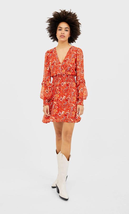 El más colorido de la selección este vestido con volantes de Stradivarius en color mandarina. Con cintura entallada y escote de pico, cuesta 19, 99 euros y está disponible en las tallas S, M y L.
