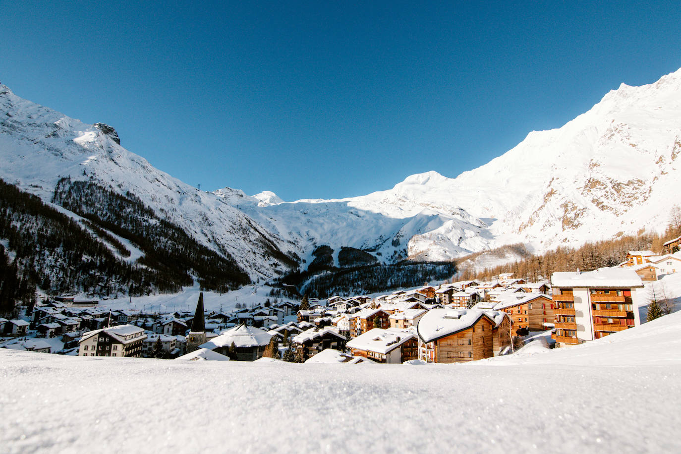 Saas-Fee se encuentra en un glaciar de los Alpes suizos, cerca de la frontera italiana, y en sus pistas se puede esquiar todo el año ( nuestros destinos de nieve favoritos, aquí ). Puedes deslizarte sobre la nieve virgen en invierno, bajar por las inmaculadas pistas en primavera o divertirte en los kickers y los rails del Freestyle Park en verano. Eso sí, resulta curioso que, como nos señalan  desde Booking , "la época más barata para ir es en enero, y es que los precios pueden ser un 25% más baratos que durante la época más cara del año".