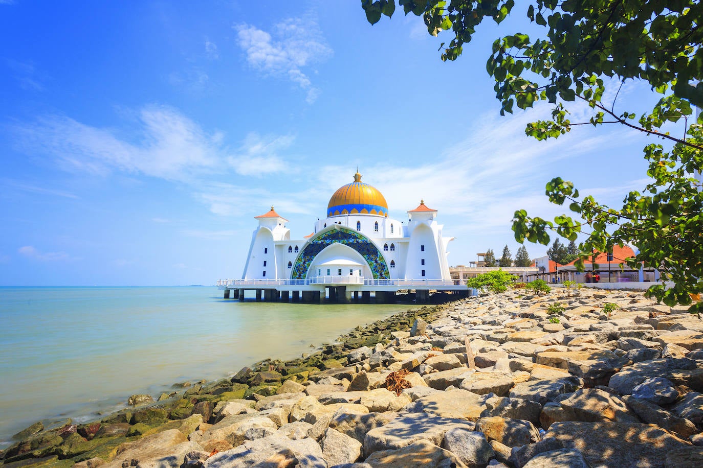 Melaka, salpicada de coloridos edificios coloniales, bellas mezquitas y arte callejero, forma parte del Patrimonio de la Humanidad de la UNESCO desde 2008. Esta ciudad fue la capital del sultanato de Malacay y estuvo bajo ocupación portuguesa, holandesa y británica, algo que la ha convertido en un crisol de diferentes influencias históricas. La ciudad malaya también es un destino perfecto para foodies, ya que es famosa por su comida callejera, sus postres y su cultura del café. Con un tiempo bastante estable todo el año, en el mes de mayo las temperaturas suelen ser altas y eso se traduce, según Booking, en precios en el alojamiento un 35% más baratos que en diciembre, el mes más caro .