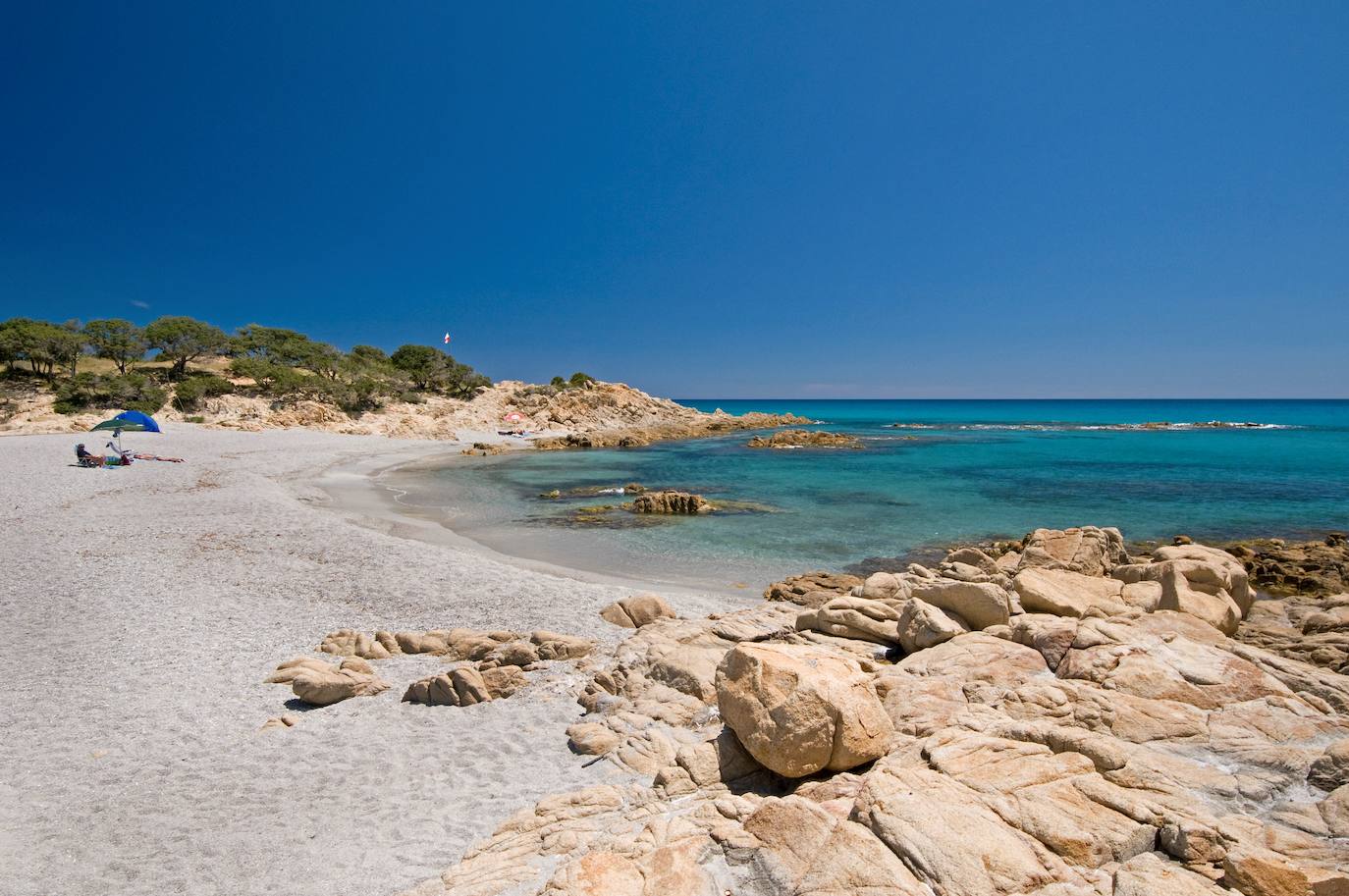 Poco conocida, aún no asediada por los turistas y escondida en un golfo al este de Cerdeña,el pueblo medieval de Orosei se convierte en un punto de partida estupendo desde donde salir a conocer las playas y calas más bonitas de la isla italiana. Junio (y también septiembre), justo antes (y después) de la temporada alta en el Mediterráneo, es la mejor época para descubrirlo y, además, con precios hasta un 40% más bajos, según Booking.