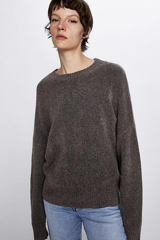En la nueva colección de Zara podemos encontrar un jersey muy parecido al que ha llevado Tamara Falcó que cuesta más de 100 euros. El de Zara no llega a 30.