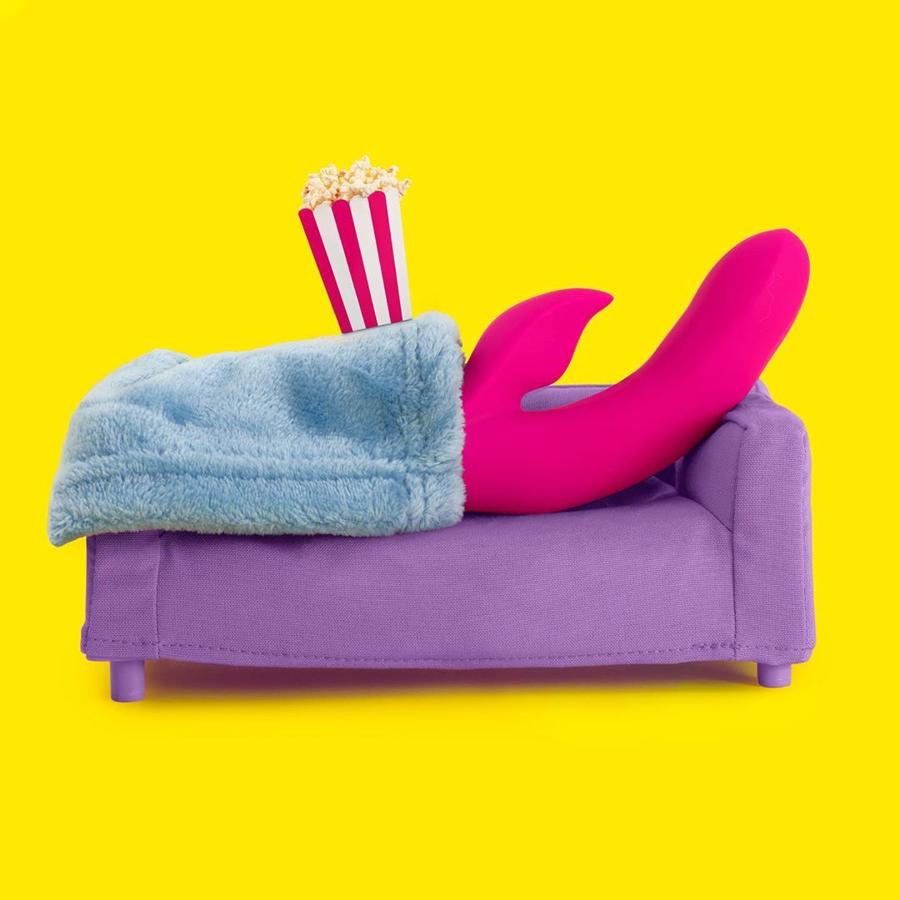 Este vibrador conejito es potente y flexible además de ser un juguete perfecto para regalar. Nadie le haría un feo...Disponible en  Platanomelón .