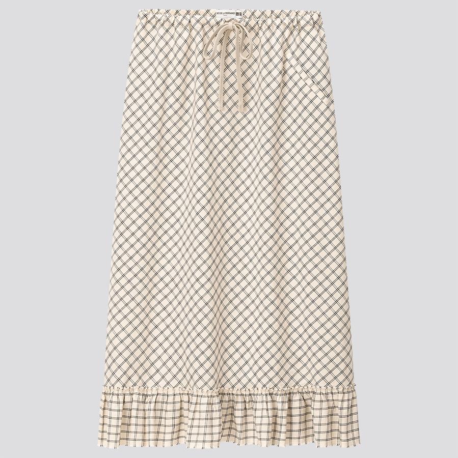 Entre las faldas midi de la colección nos quedamos con esta en color crudo con dibujo de cuadrícula diagonal estampado. Para rematar el bajo, un volante ideal con el diseño en horizontal. Ideal para las amantes de los tonos claros y los diseños campestres. Cuesta 39,90 euros y está disponible entre las tallas XS y L.