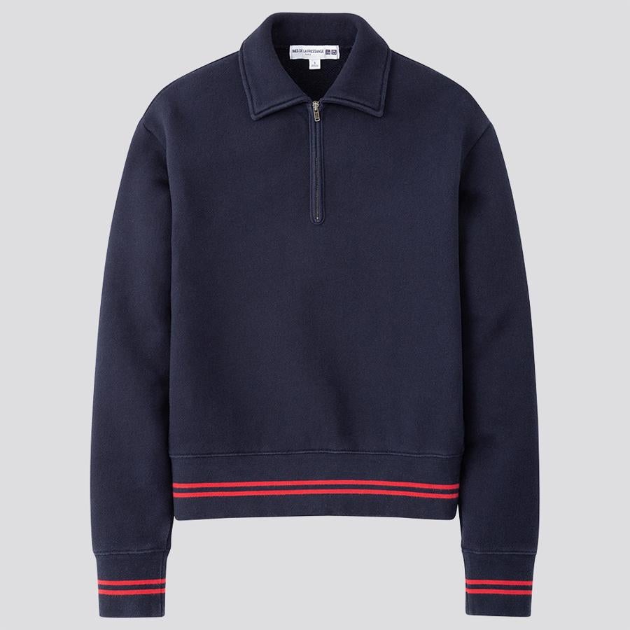 Otra de las apuestas deportivas de la colección de La Fressange viene en azul marino con ribetes en rojo, un diseño que se repite en el pantalón y la americana anteriores. La sudadera con cierre de cremallera en el escote tiene un precio de 29,90 euros y está disponible entre las tallas XS y XL.