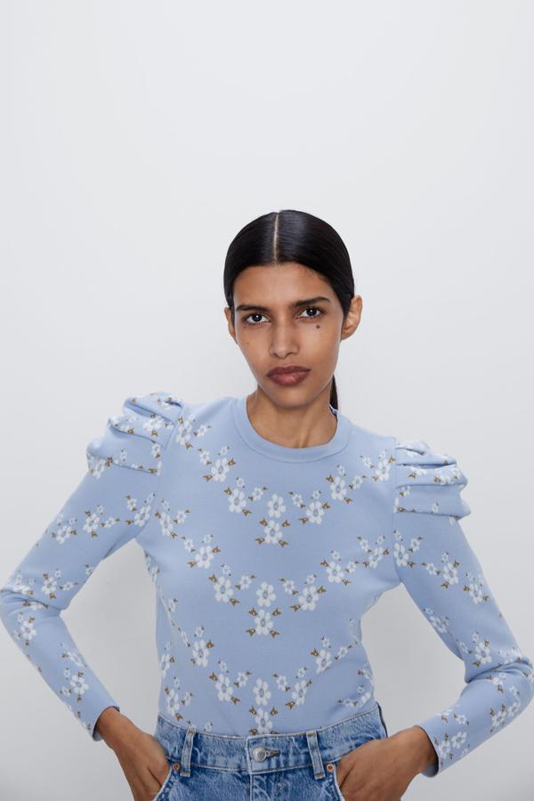 Jersey con mangas volumen y estampado de flores blancas sobre un tono azul cielod e la nueva colección de primavera de Zara (25,95 euros).