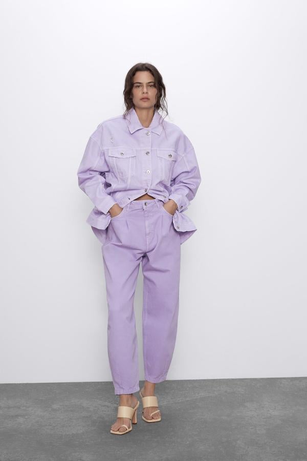 Pantalones slouchy en nuevos tonos, como este lila de la nueva colección de primavera de Zara (29,95 euros).