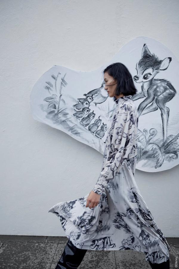 Vestido con estampado de Bambi con la falda plisada de la nueva colección de primavera de Zara (29,95 euros).